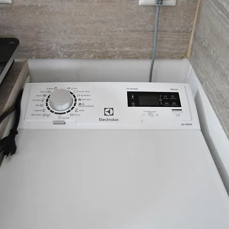 Revalia T1 Airport-bus Station * تالين